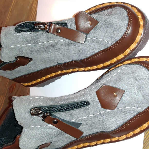 NWOT Kids bootie Size 6 and half. Sharp. - Picture 5 of 6